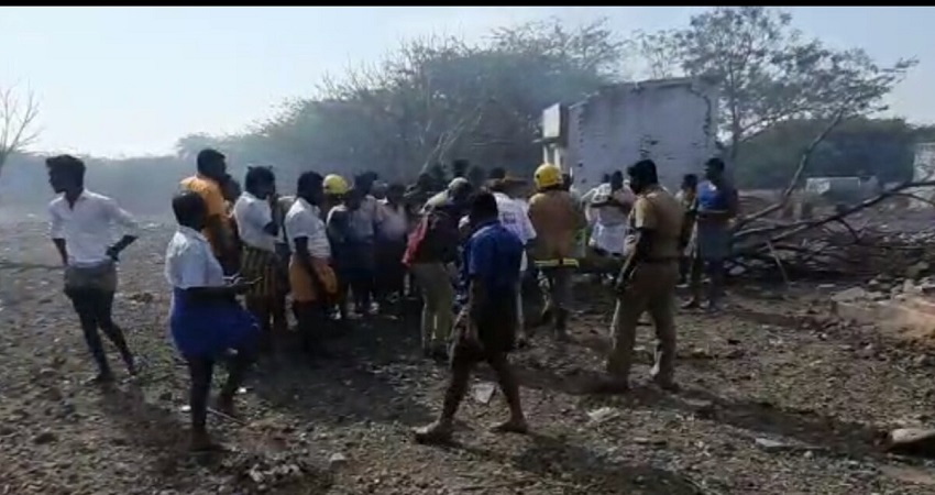 तमिलनाडु में हुआ एक बड़ा हादसा, पटाखा फैक्ट्री में लगी आग, 11 की मौत तमिलनाडु में हुआ एक बड़ा हादसा, पटाखा फैक्ट्री में लगी आग, 11 की मौत